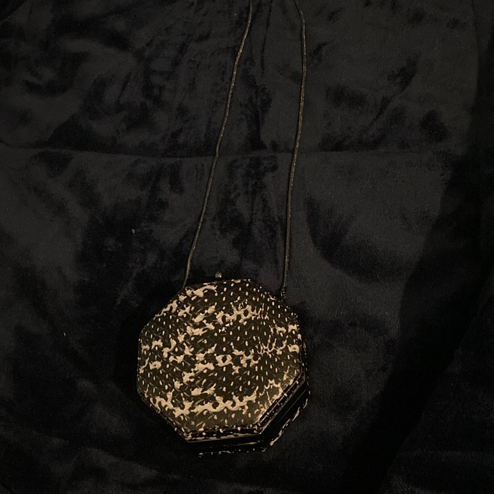 Authentic Henri Bendel shoulder purse with clasp